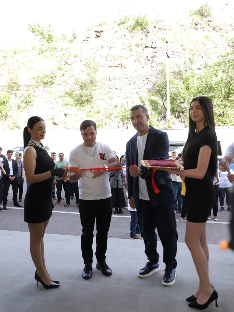 Original motors էլեկտրական մեքենաների խանութ սրահի բացման արարողությունը